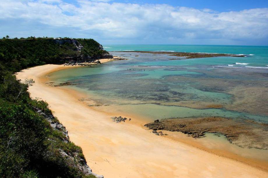 No alto da falésia, no Condomínio Outeiro das Brisas, ficam alguns dos bons hotéis da região, com a melhor vista da Praia do Espelho e acesso rápido à areia