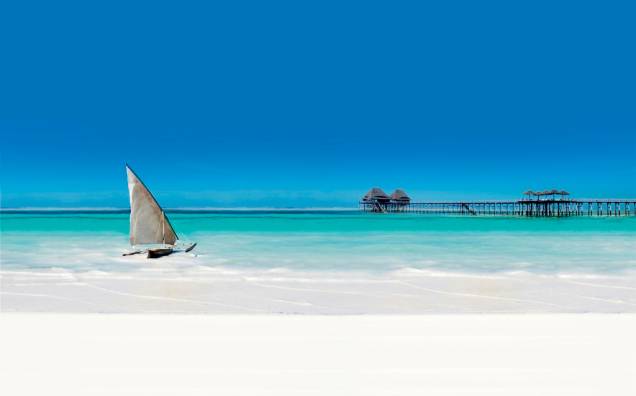 Zanzibar é um pequeno arquipélago na costa da Tanzânia, oferecendo variações cromáticas insanas, típicas do oceano Índico Zanzibar é um pequeno arquipélago na costa da Tanzânia, oferecendo variações cromáticas insanas, típicas do oceano Índico