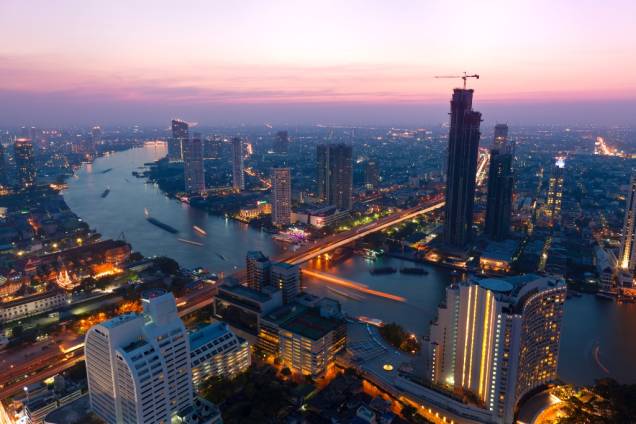 Na virada das décadas de 1980 e 1990, a Tailândia entrava no clube dos Tigres Asiáticos, um conjunto de economias pujantes, seguindo os passos de Taiwan, Coreia do Sul e Cingapura. A capital Bangcoc se modernizou, transformando-se numa exótica, porém cosmopolita metrópole junto ao rio Chao Phraya Na virada das décadas de 1980 e 1990, a Tailândia entrava no clube dos Tigres Asiáticos, um conjunto de economias pujantes, seguindo os passos de Taiwan, Coreia do Sul e Cingapura. A capital Bangcoc se modernizou, transformando-se numa exótica, porém cosmopolita metrópole junto ao rio Chao Phraya