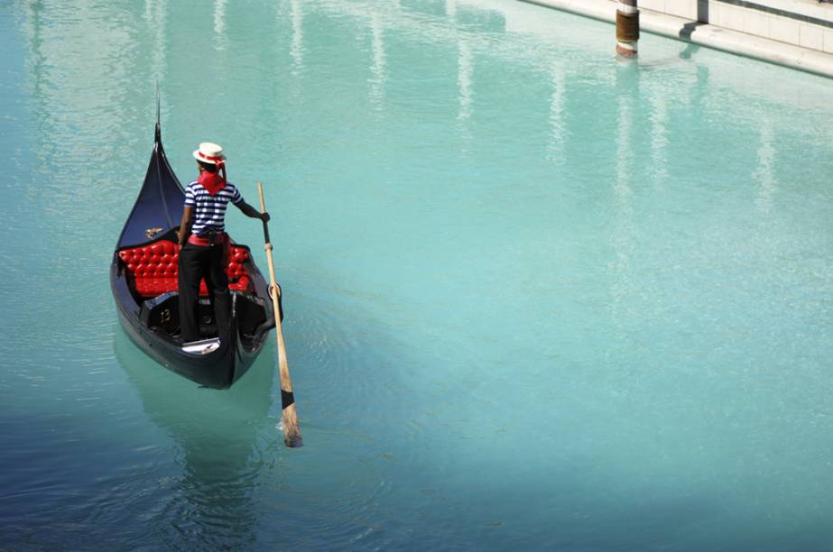 Os canais do Venetian passam pelo interior do resort e fazem alusão a Veneza, na Itália, deixando qualquer visitante louco para dar uma volta de gôndola