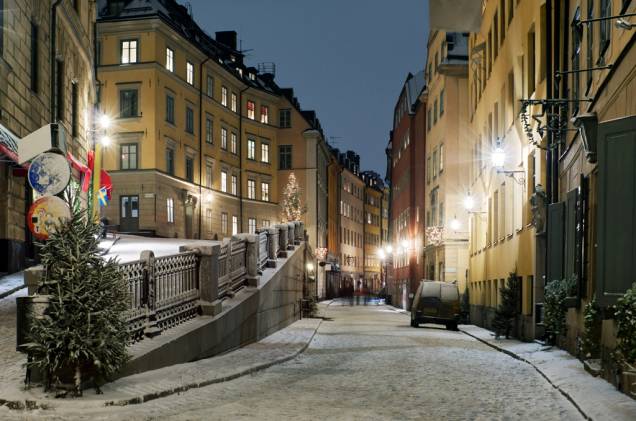 As ruas tortuosos de Gamla Stan marcam o centro velho de Estocolmo e foi construída basicamente sobre a ilhota de Stadsholmen. Um passeio sobre suas ruas de paralelepípedos é um dos melhores passeios na capital sueca As ruas tortuosos de Gamla Stan marcam o centro velho de Estocolmo e foi construída basicamente sobre a ilhota de Stadsholmen. Um passeio sobre suas ruas de paralelepípedos é um dos melhores passeios na capital sueca