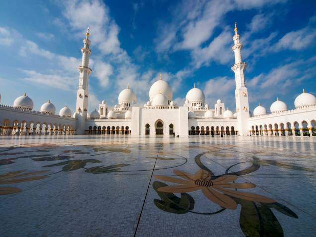 A Mesquita Sheikh Zayed tem o mesmo nome do seu fundador - e os restos mortais do xeique estão enterrados num imponente mausoléu, nas dependências da mesquita A Mesquita Sheikh Zayed tem o mesmo nome do seu fundador - e os restos mortais do xeique estão enterrados num imponente mausoléu, nas dependências da mesquita