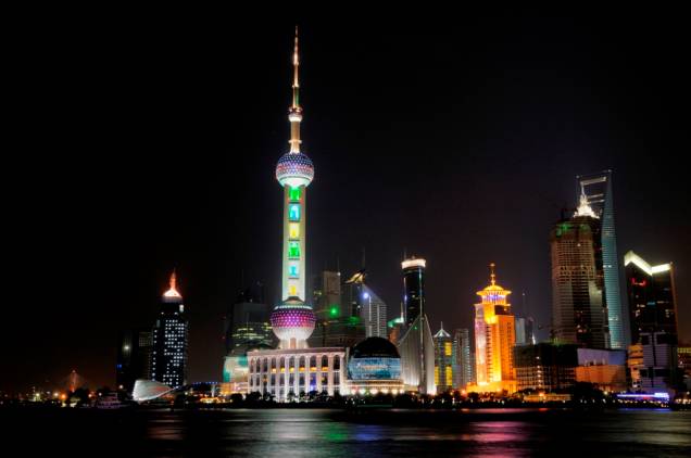 Xangai é uma das cidades que puxam o vigoroso momento econômico da China atual. Edifícios com os mais variados estilos surgem da noite para o dia, ostentando poder e orgulho que só encontram paralelo em eventos como a ostensivamente kitsch Feira dos Milionários Xangai é uma das cidades que puxam o vigoroso momento econômico da China atual. Edifícios com os mais variados estilos surgem da noite para o dia, ostentando poder e orgulho que só encontram paralelo em eventos como a ostensivamente kitsch Feira dos Milionários