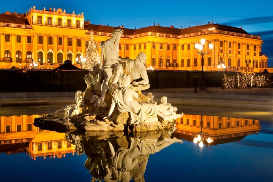 O magnífico palácio de verão dos Habsburgo, o Schönbrunn, é um dos passeios imperdíveis em Viena, não só por seus belos quartos decorados e extensos jardins, mas também por ser uma aula de história em estado puro O magnífico palácio de verão dos Habsburgo, o Schönbrunn, é um dos passeios imperdíveis em Viena, não só por seus belos quartos decorados e extensos jardins, mas também por ser uma aula de história em estado puro