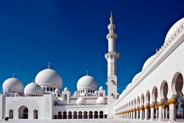Além do mármore branco, a Grande Mesquita Sheik Zhayed é ricamente decorada com pedras semi-preciosas Além do mármore branco, a Grande Mesquita Sheik Zhayed é ricamente decorada com pedras semi-preciosas