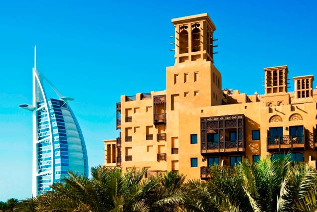 Dois clássicos da hotelaria local de <a href="https://viajeaqui.abril.com.br/cidades/emirados-arabes-unidos-dubai" rel="Dubai" target="_blank">Dubai</a>, nos <a href="https://viajeaqui.abril.com.br/paises/emirados-arabes-unidos" rel="Emirados Árabes Unidos" target="_blank">Emirados Árabes Unidos</a>: o moderníssimo <a href="https://viajeaqui.abril.com.br/estabelecimentos/emirados-arabes-unidos-dubai-hospedagem-burj-al-arab" rel="Burj al Arab" target="_blank">Burj al Arab</a> (ao fundo) e o clássico <a href="https://viajeaqui.abril.com.br/estabelecimentos/emirados-arabes-unidos-dubai-hospedagem-al-qasr" rel="Al Qasr" target="_blank">Al Qasr</a> Dois clássicos da hotelaria local de <a href="https://viajeaqui.abril.com.br/cidades/emirados-arabes-unidos-dubai" rel="Dubai" target="_blank">Dubai</a>, nos <a href="https://viajeaqui.abril.com.br/paises/emirados-arabes-unidos" rel="Emirados Árabes Unidos" target="_blank">Emirados Árabes Unidos</a>: o moderníssimo <a href="https://viajeaqui.abril.com.br/estabelecimentos/emirados-arabes-unidos-dubai-hospedagem-burj-al-arab" rel="Burj al Arab" target="_blank">Burj al Arab</a> (ao fundo) e o clássico <a href="https://viajeaqui.abril.com.br/estabelecimentos/emirados-arabes-unidos-dubai-hospedagem-al-qasr" rel="Al Qasr" target="_blank">Al Qasr</a>