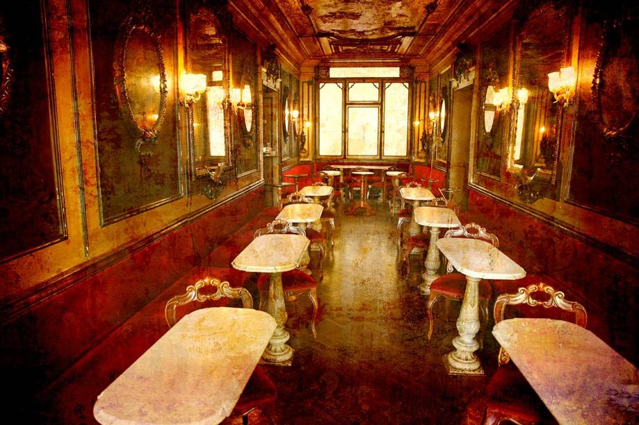 Ambiente interno do Caffè Florian, que funciona desde 1720 na Piazza San Marco - uma das mais famosas praças da Itália, e a praça mais importante da cidade