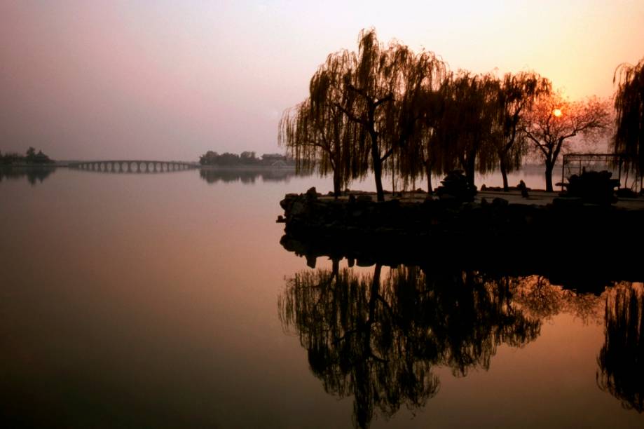 Jardim do Palácio de Verão, em Pequim, China. Esse grande complexo começou a ganhar sua feições atuais no século 18, sendo expandido e melhorado pela emperatriz regente Cixi, no século 19, que aqui gastou uma fortuna no ocaso da monarquia chinesa