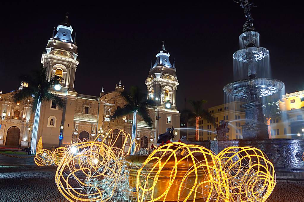 Em estilo barroco, a Catedral de Lima guarda os restos mortais de Francisco Pizarro, espanhol que reinaugurou a cidade em 1535 Em estilo barroco, a Catedral de Lima guarda os restos mortais de Francisco Pizarro, espanhol que reinaugurou a cidade em 1535