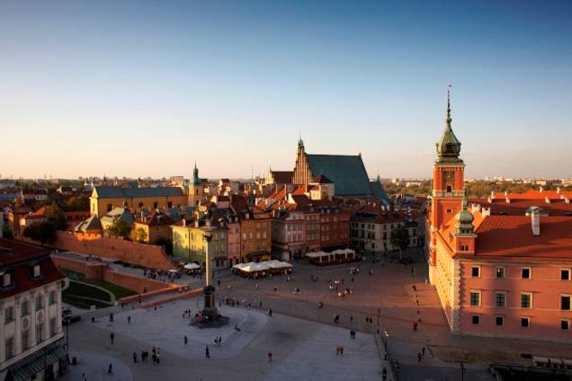 Vista geral da Cidade Velha de Varsóvia, com destaque para o Castelo Real, à direita. No centro da praça está o monumento a Sigismundo III Vasa e à esquerda trechos dos muros da cidade Vista geral da Cidade Velha de Varsóvia, com destaque para o Castelo Real, à direita. No centro da praça está o monumento a Sigismundo III Vasa e à esquerda trechos dos muros da cidade