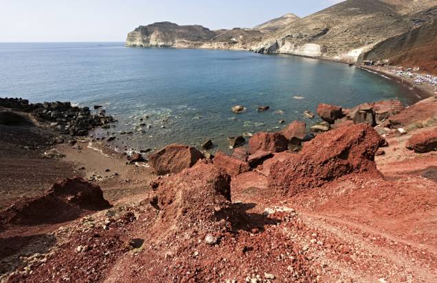 Red Beach ganhou esse nome por conta da falésia de cor vermelha que emoldura o local Red Beach ganhou esse nome por conta da falésia de cor vermelha que emoldura o local