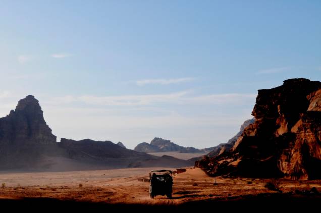 Passeios em 4x4 e pernoites em acampamentos de nômades (mas com alguns confortos extras) são algumas das opções de expedições pelo deserto Passeios em 4x4 e pernoites em acampamentos de nômades (mas com alguns confortos extras) são algumas das opções de expedições pelo deserto