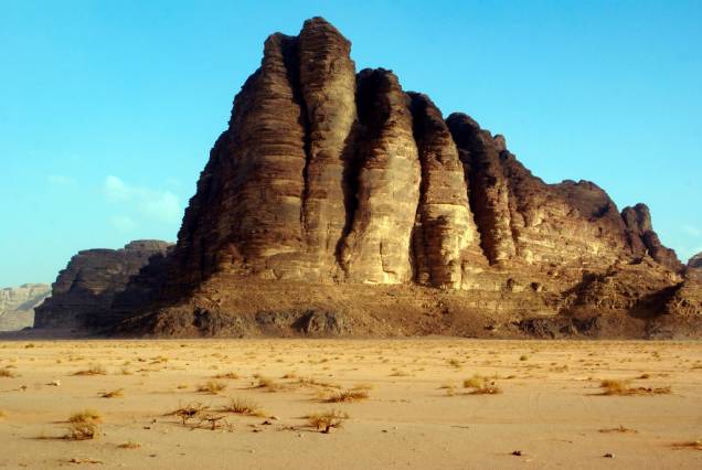 Essa formação rochosa no Wadi Rum é conhecida como Sete Pilares da Sabedoria, em homenagem à autobiografia de T.H. Lawrence, o Lawrence da Arábia Essa formação rochosa no Wadi Rum é conhecida como Sete Pilares da Sabedoria, em homenagem à autobiografia de T.H. Lawrence, o Lawrence da Arábia