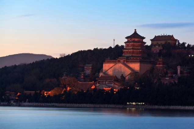 O Palácio de Verão, em Pequim, era um retiro de veraneio para a corte imperial chinesa, sendo dominado pelo Monte da Longevidade e o lago Kunming. Com dezenas de edifícios, pavilhões, corredores e pontes, é um ótimo passeio para quem está na capital O Palácio de Verão, em Pequim, era um retiro de veraneio para a corte imperial chinesa, sendo dominado pelo Monte da Longevidade e o lago Kunming. Com dezenas de edifícios, pavilhões, corredores e pontes, é um ótimo passeio para quem está na capital