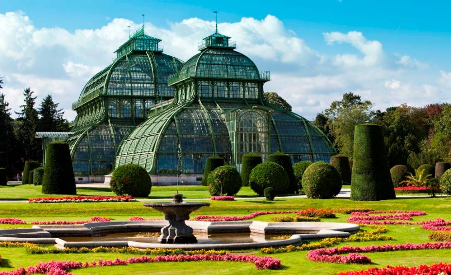 O Palmenhaus são grandes estufas nos jardins do Palácio Schönbrunn, abertas no século 19. Desde então guardam inúmeras espécies botânicas de diversas partes do globo O Palmenhaus são grandes estufas nos jardins do Palácio Schönbrunn, abertas no século 19. Desde então guardam inúmeras espécies botânicas de diversas partes do globo