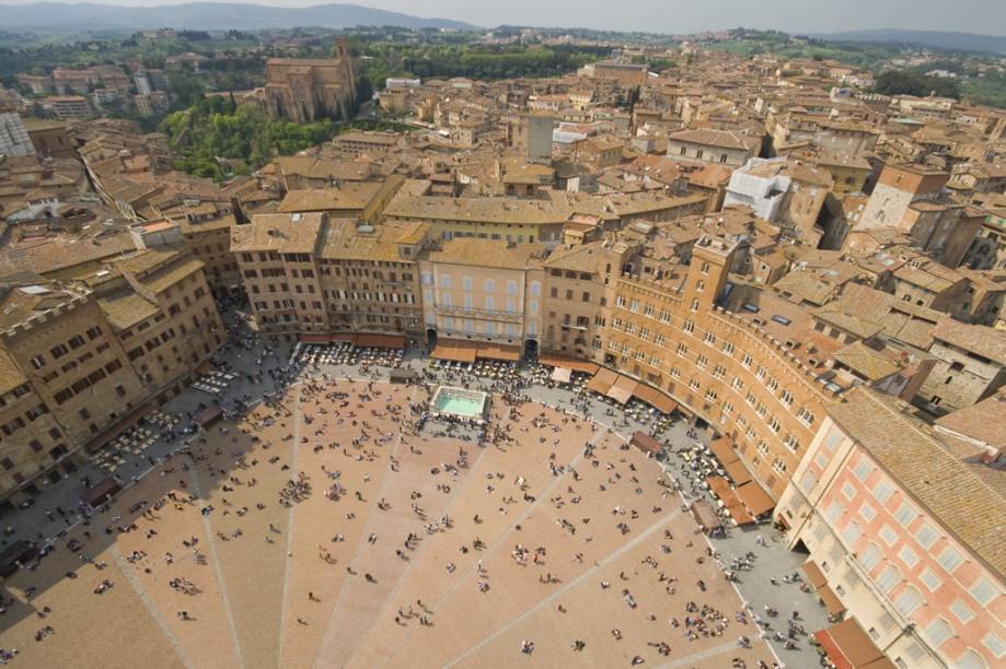 Vista aérea da medieval Piazza del Campo, em Siena, que é palco da mais antiga corrida de cavalos do mundo, o Palio Vista aérea da medieval Piazza del Campo, em Siena, que é palco da mais antiga corrida de cavalos do mundo, o Palio