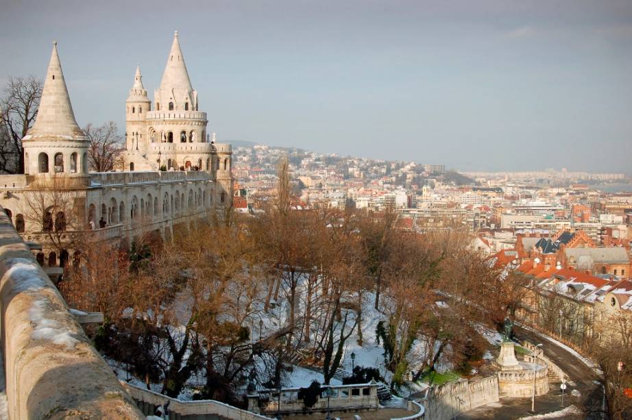 Esse belo terraço em estilo romanesco situa-se em um dos flancos do Castelo de Buda junto ao rio Danúbio. Em épocas medievais, guildas comerciais eram responsáveis pela guarda de diferentes setores do castelo e essa área era de responsabilidade dos pescadores