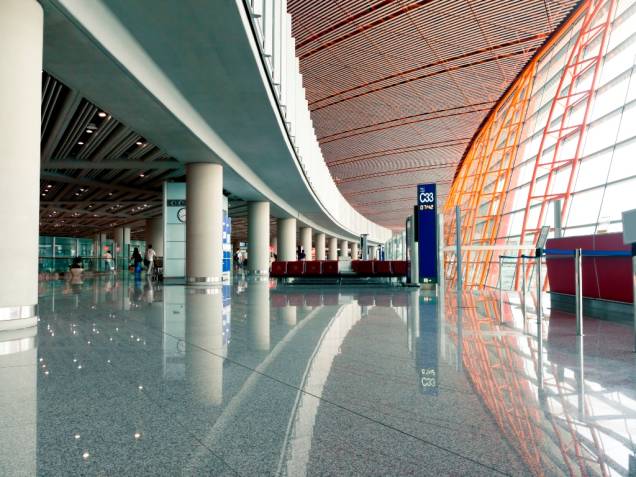 O aeroporto internacional de Pequim é um amplo e bem acabado exemplo de boa preparação para grandes eventos. Com moderna estrutura e instalações eficientes, é provavelmente um dos melhores do mundo. O aeroporto internacional de Pequim é um amplo e bem acabado exemplo de boa preparação para grandes eventos. Com moderna estrutura e instalações eficientes, é provavelmente um dos melhores do mundo.