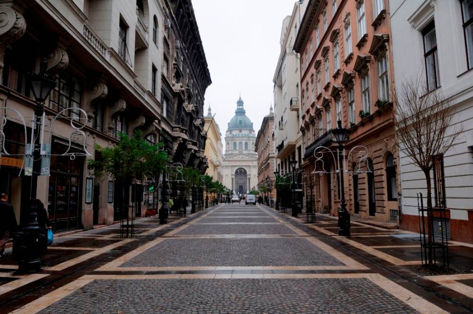 Vista da Basílica de Santo Estêvão, também chamada de Catedral de Budapeste Vista da Basílica de Santo Estêvão, também chamada de Catedral de Budapeste