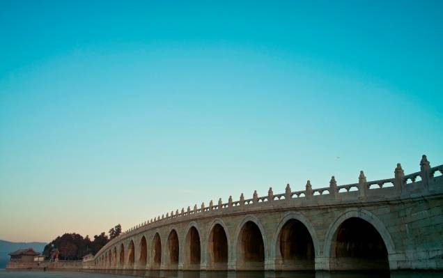 A ponte dos desessete arcos é uma das marcas mais conhecidas do Palácio de Verão, em Pequim A ponte dos desessete arcos é uma das marcas mais conhecidas do Palácio de Verão, em Pequim