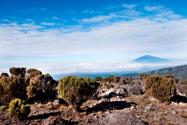 O monte Meru, sobre a cidade de Arusha, oferece paisagens espetaculares, como a do monte Kilimanjaro, o ponto culminante da África O monte Meru, sobre a cidade de Arusha, oferece paisagens espetaculares, como a do monte Kilimanjaro, o ponto culminante da África
