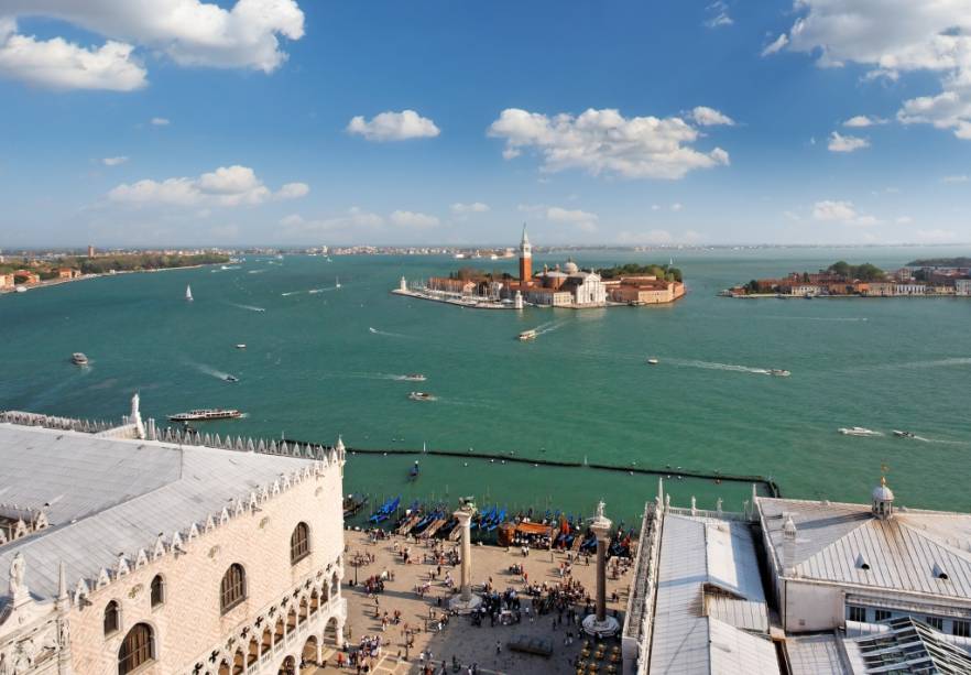 Vista geral da laguna de Veneza. Em primeiro plano, a Piazzeta, com as colunas de São Teodoro e São Marcos e o Palazzo Ducale. Ao longe, as ilhas de San Giorgio Maggiore e Giudecca Vista geral da laguna de Veneza. Em primeiro plano, a Piazzeta, com as colunas de São Teodoro e São Marcos e o Palazzo Ducale. Ao longe, as ilhas de San Giorgio Maggiore e Giudecca