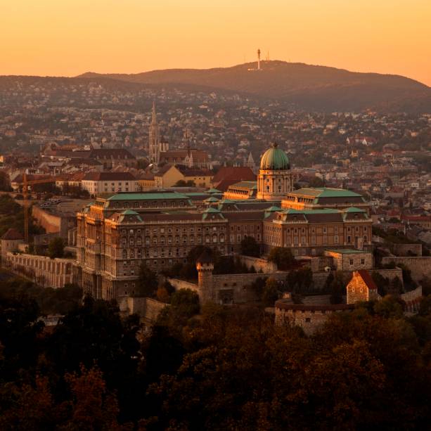 Vista geral do castelo de Buda, um imenso complexo palaciano que ocupa boa parte da colina do castelo Vista geral do castelo de Buda, um imenso complexo palaciano que ocupa boa parte da colina do castelo