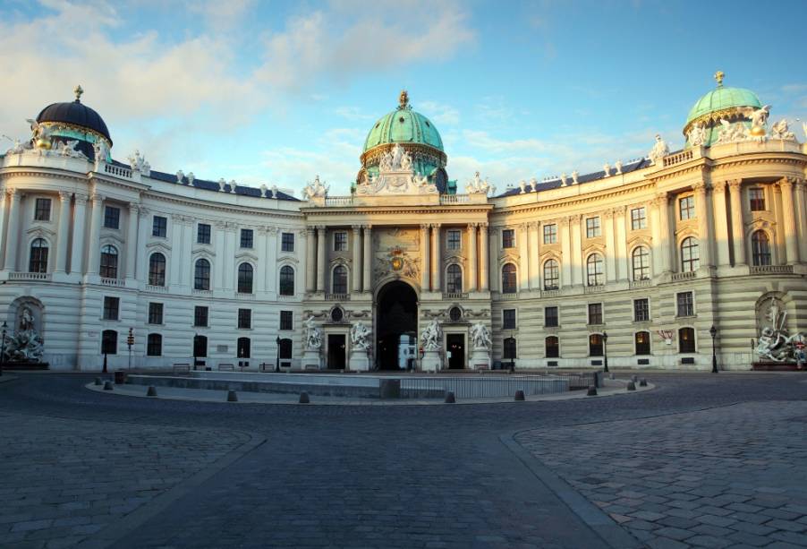 A porta de Michaelerplatz dá acesso tanto aos aposentos imperiais do Hofburg como para a Escola Espanhola de Cavalaria A porta de Michaelerplatz dá acesso tanto aos aposentos imperiais do Hofburg como para a Escola Espanhola de Cavalaria