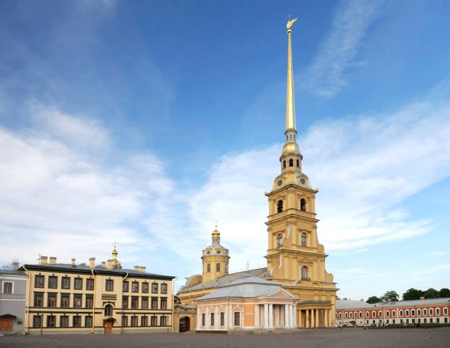 A Catedral de São Pedro e São Paulo é o local onde estão enterrados os czares russos A Catedral de São Pedro e São Paulo é o local onde estão enterrados os czares russos