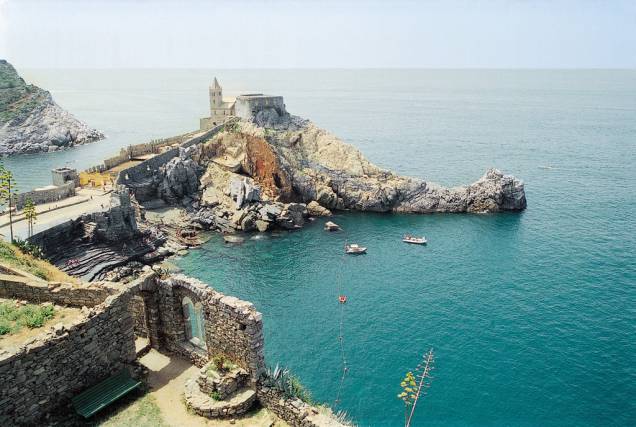 Cercado pelo mar azul da região de <a href="https://viajeaqui.abril.com.br/cidades/italia-cinque-terre" rel="Cinque Terre" target="_blank">Cinque Terre</a>, o Castelo Doria está fincado em um penhasco Cercado pelo mar azul da região de <a href="https://viajeaqui.abril.com.br/cidades/italia-cinque-terre" rel="Cinque Terre" target="_blank">Cinque Terre</a>, o Castelo Doria está fincado em um penhasco