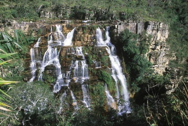 A trilha para chegar à Cachoeira Almécegas I (1,5 quilômetro) tem trechos íngremes e termina em um mirante voltado para a cachoeira: ali, se vê uma parede quartzito por onde a água escorre A trilha para chegar à Cachoeira Almécegas I (1,5 quilômetro) tem trechos íngremes e termina em um mirante voltado para a cachoeira: ali, se vê uma parede quartzito por onde a água escorre