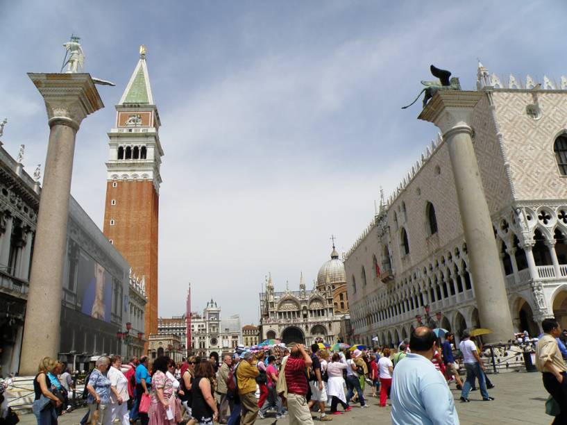 Piazza San Marco e Palácio Ducal à direita Piazza San Marco e Palácio Ducal à direita