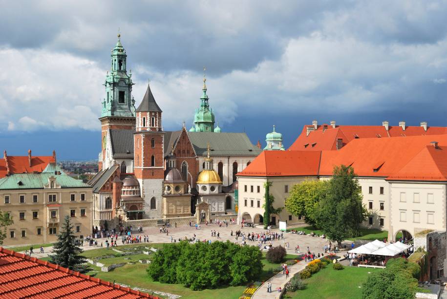 Aspecto geral do interior do Castelo de Wawel, com a Catedral ao centro e o palácio real à direita