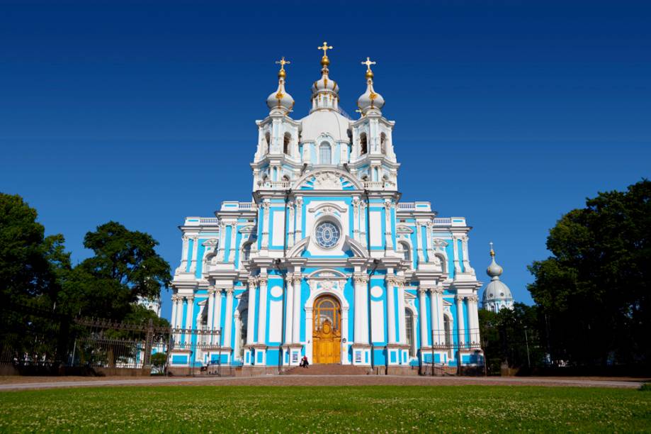 Em estilo rococó, a fachada da Catedral Smolny é marcada pelas cores azul e branco Em estilo rococó, a fachada da Catedral Smolny é marcada pelas cores azul e branco