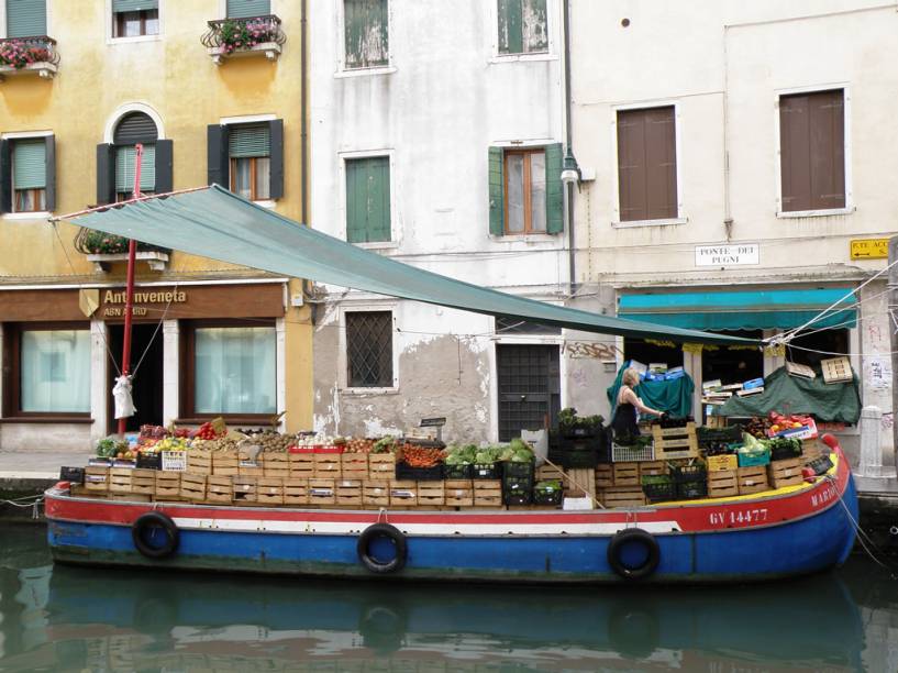 Barcaça com frutas e verduras em Dorsoduro Barcaça com frutas e verduras em Dorsoduro