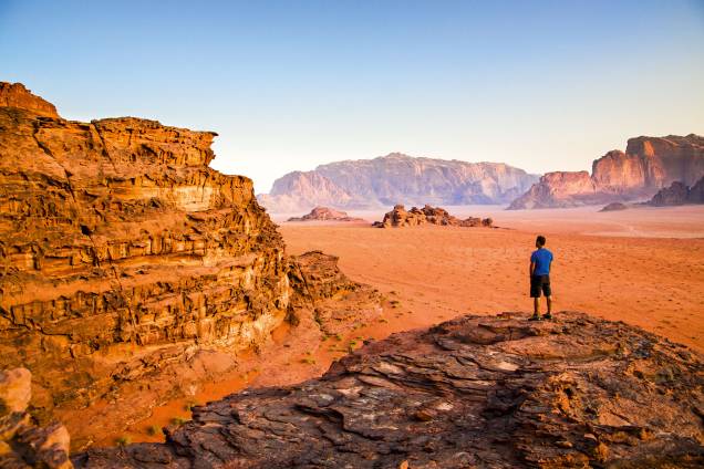 Uma sucessão de dunas, rochas e vastidões avermelhadas, uma coisa meio marciana. É o que o viajante encontra no <a href="https://viajeaqui.abril.com.br/cidades/jordania-wadi-rum" rel="Deserto de Wadi Rum" target="_blank">Deserto de Wadi Rum</a>. Paraíso dos alpinistas e adeptos do trekking, o deserto caiu também nas graças dos menos aventureiros e hoje é um dos mais famosos pontos turísticos da <a href="https://viajeaqui.abril.com.br/paises/jordania" rel="Jordânia" target="_blank">Jordânia</a> Uma sucessão de dunas, rochas e vastidões avermelhadas, uma coisa meio marciana. É o que o viajante encontra no <a href="https://viajeaqui.abril.com.br/cidades/jordania-wadi-rum" rel="Deserto de Wadi Rum" target="_blank">Deserto de Wadi Rum</a>. Paraíso dos alpinistas e adeptos do trekking, o deserto caiu também nas graças dos menos aventureiros e hoje é um dos mais famosos pontos turísticos da <a href="https://viajeaqui.abril.com.br/paises/jordania" rel="Jordânia" target="_blank">Jordânia</a>