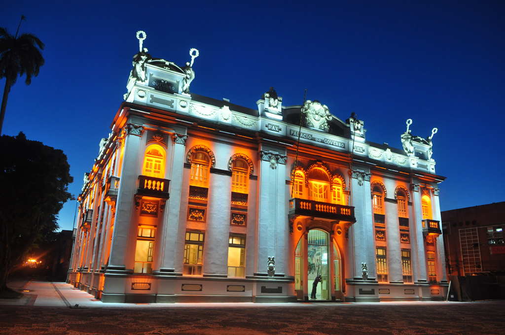 Sede do governo do estado até a década de 80, o Palácio Museu Olímpio Campos preserva alguns móveis originais, rádio e telefone antigos Sede do governo do estado até a década de 80, o Palácio Museu Olímpio Campos preserva alguns móveis originais, rádio e telefone antigos