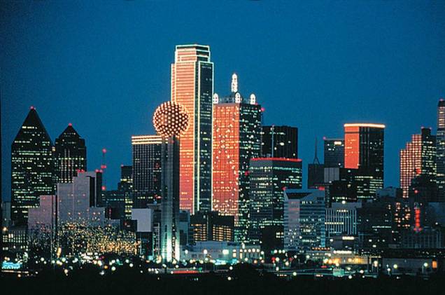 O belo anoitecer da cidade de Dallas, megalópole e importante centro econômico do Texas O belo anoitecer da cidade de Dallas, megalópole e importante centro econômico do Texas
