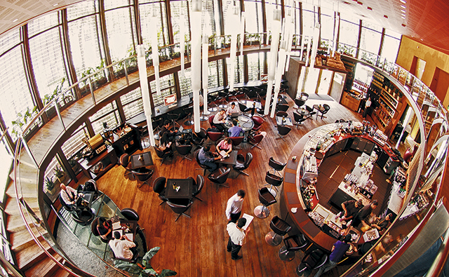 1Octavio-Café,-misto-de-cafeteria-e-restaurante,-com-poltronas-com-carregadores-p_2