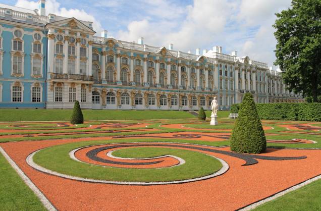 Belos jardins cercam o Palácio de Catarina. Mais de 100 quilos de ouro foram usados na fachada em estilo rococó Belos jardins cercam o Palácio de Catarina. Mais de 100 quilos de ouro foram usados na fachada em estilo rococó