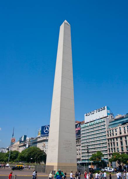 Com 67 metros de altura, o Obelisco foi construído em 1936 para celebrar o quarto centenário da fundação da cidade. O marco foi colocado no lugar em que pela primeira vez uma bandeira argentina foi erguida Com 67 metros de altura, o Obelisco foi construído em 1936 para celebrar o quarto centenário da fundação da cidade. O marco foi colocado no lugar em que pela primeira vez uma bandeira argentina foi erguida