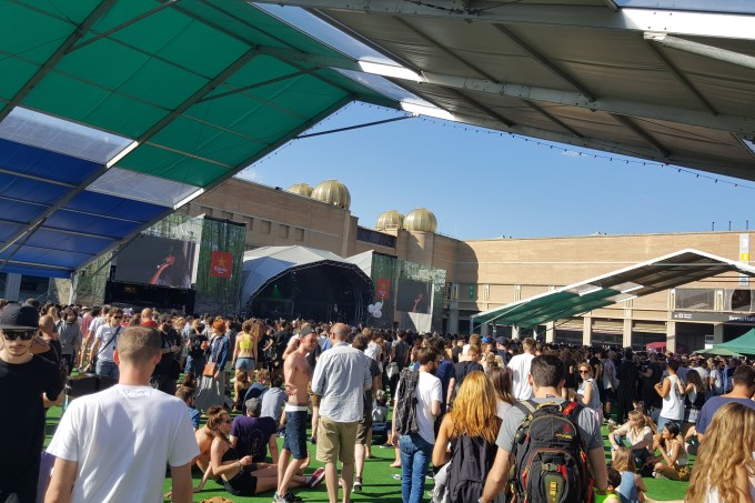 Outro ângulo do palco ao ar livre do Sónar Dia (foto: Cássio Leitão)