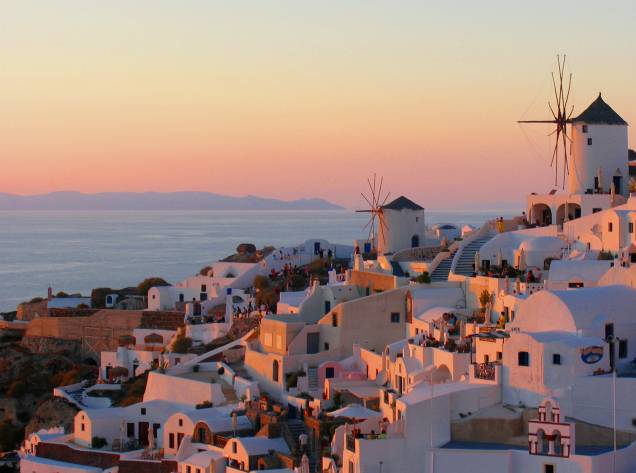 Romântica ao extremo, Santorini, na Grécia, é muito famosa pelo pôr do sol - do alto de seus penhascos, é possível admirar o astro-rei se pondo de vários pontos da ilha. Um dos mais disputados fica nas ruínas de Oia, a cidade mais conhecida, situada na pontinha norte. Chegue cedo, garanta seu lugar em alguma muretinha e faça os seus cliques Romântica ao extremo, Santorini, na Grécia, é muito famosa pelo pôr do sol - do alto de seus penhascos, é possível admirar o astro-rei se pondo de vários pontos da ilha. Um dos mais disputados fica nas ruínas de Oia, a cidade mais conhecida, situada na pontinha norte. Chegue cedo, garanta seu lugar em alguma muretinha e faça os seus cliques