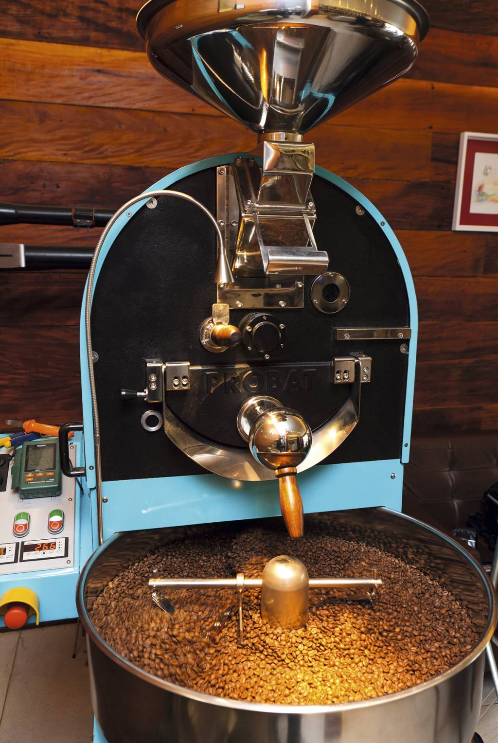 2Grãos-móidos-na-hora-no-Ateliê-do-Grão,-no-setor-Marista---eleito-Melhor-Café-pe