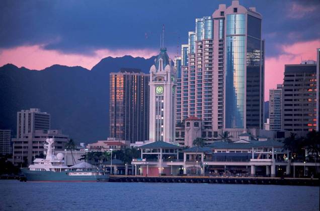 A Aloha Tower Marketplace, localizada no centro de Honolulu, oferece uma visão incrível da cidade - principalmente no pôr do sol A Aloha Tower Marketplace, localizada no centro de Honolulu, oferece uma visão incrível da cidade - principalmente no pôr do sol