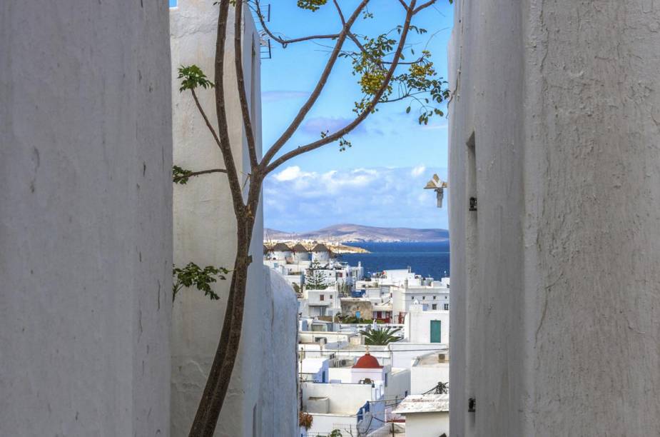 Rua típica de Mykonos, com vista para o mar Rua típica de Mykonos, com vista para o mar