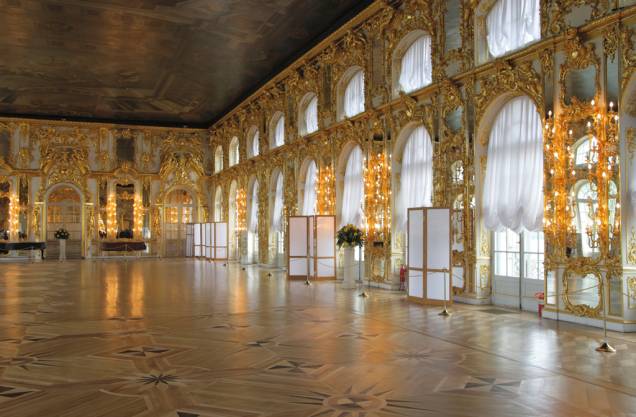 Salão de baile do Palácio de Catarina, onde ocorriam jantares e bailes de máscara da realeza russa Salão de baile do Palácio de Catarina, onde ocorriam jantares e bailes de máscara da realeza russa
