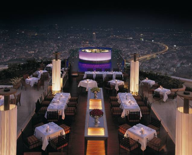O Sirocco é considerado um dos restaurantes ao ar livre mais altos do mundo. Localizado no 63° andar do lebua, possui vistas fantásticas de Bangcoc O Sirocco é considerado um dos restaurantes ao ar livre mais altos do mundo. Localizado no 63° andar do lebua, possui vistas fantásticas de Bangcoc