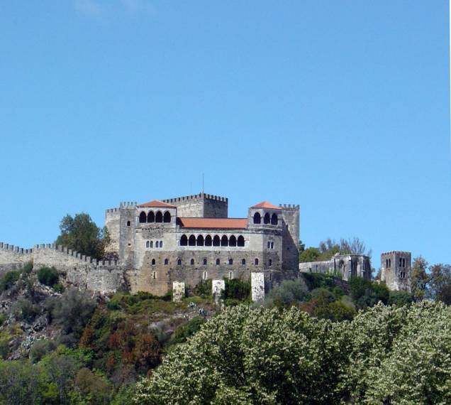 O Castelo de Leiria reúne os antigos paços reais, a Igreja de Nossa Senhora da Penha e a Torre de Menagem. Do alto, se tem uma bela vista da região O Castelo de Leiria reúne os antigos paços reais, a Igreja de Nossa Senhora da Penha e a Torre de Menagem. Do alto, se tem uma bela vista da região