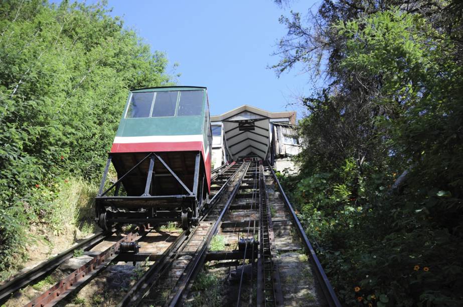 É preciso pegar os elevadores coloridos para subir até os morros. O mais antigo deles é o Concepción que leva até o topo do Cerro Concepción, que abriga casas construídas por imigrantes ingleses e alemães